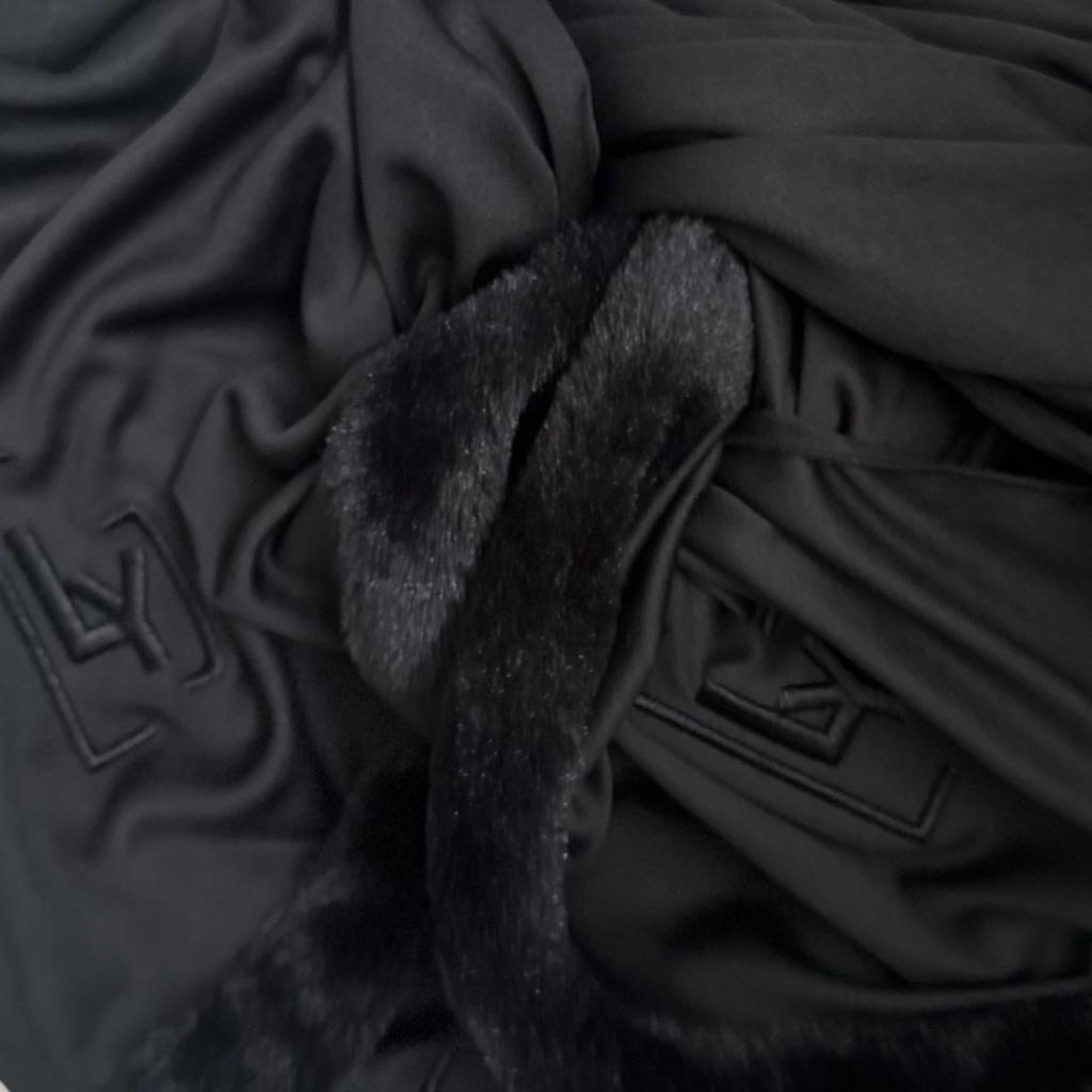 Hijab avec fourrure, Black & Elegance